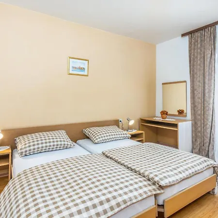 Apartment Gorgeous In Krk With Wifi